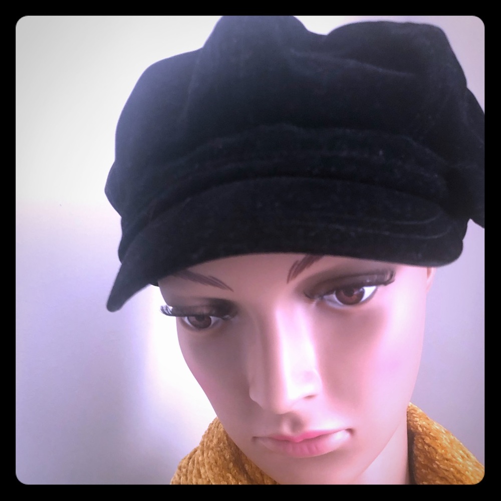 A women’s black fall / winter ❄️ hat